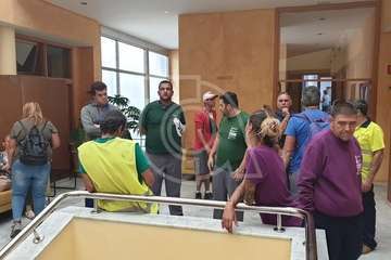 Los afectados por el retraso en el pago de las nóminas municipales exigen cobrar (Foto TA)